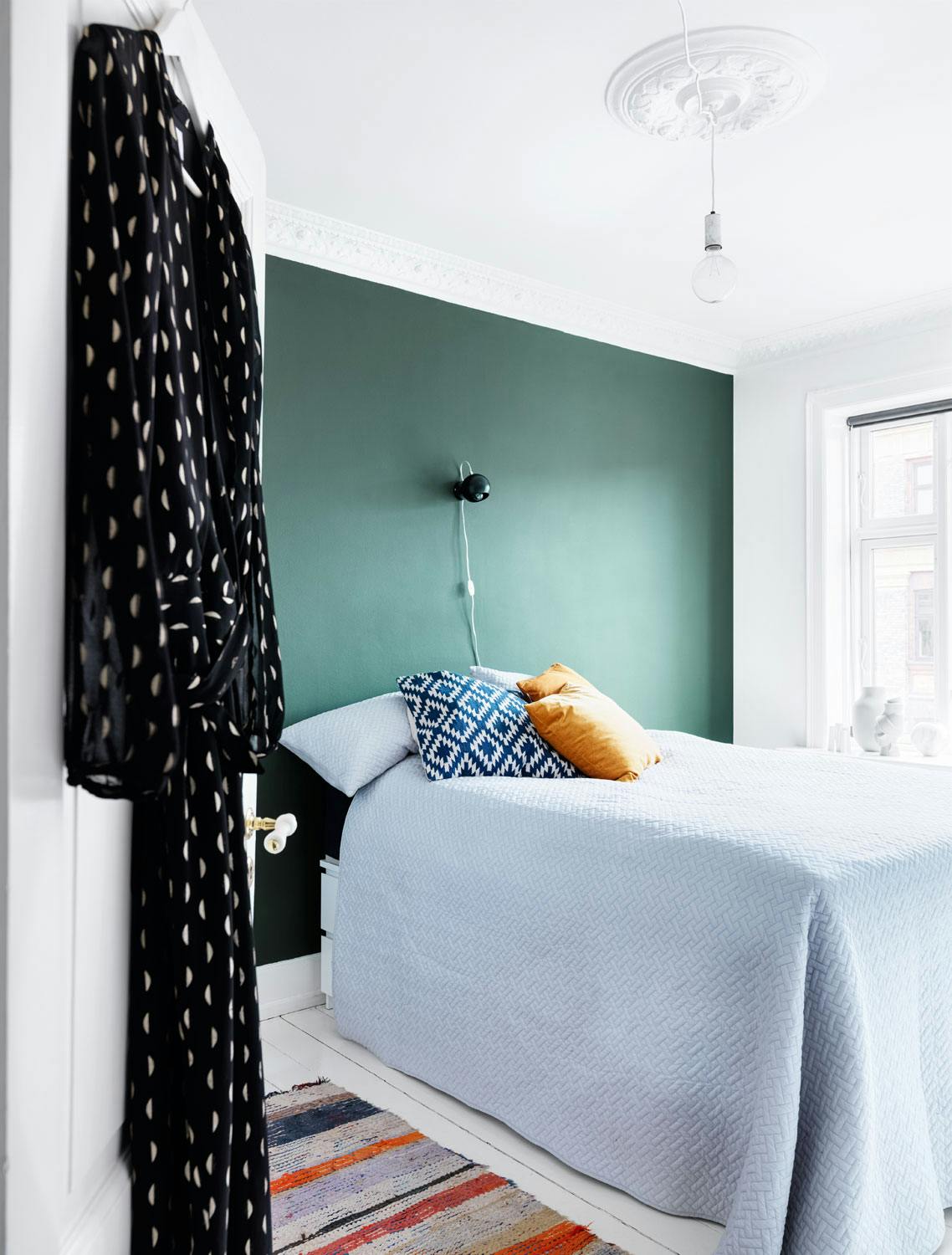 Plassbesparende løsning på soverommet Seng med Ikea-kommode under